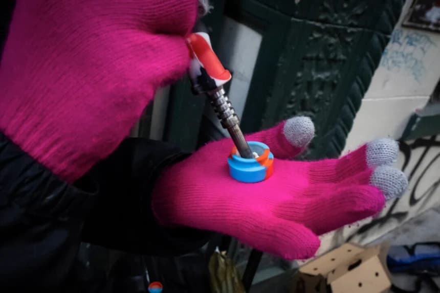 Drogadictos calientan fentanilo para prepararlo para su consumo en las calles de San Francisco, California, el 23 de febrero de 2023. (John Fredricks/The Epoch Times)