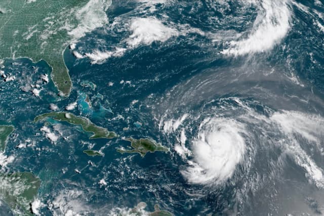 Condado de Carolina del Norte declara emergencia a la espera de reintensificación del huracán Erin