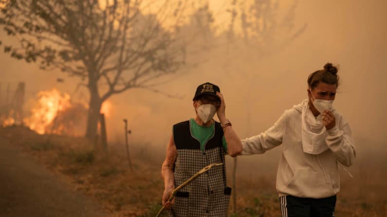 Suben a 4 los muertos en 20 grandes incendios forestales que combate España con más tropas