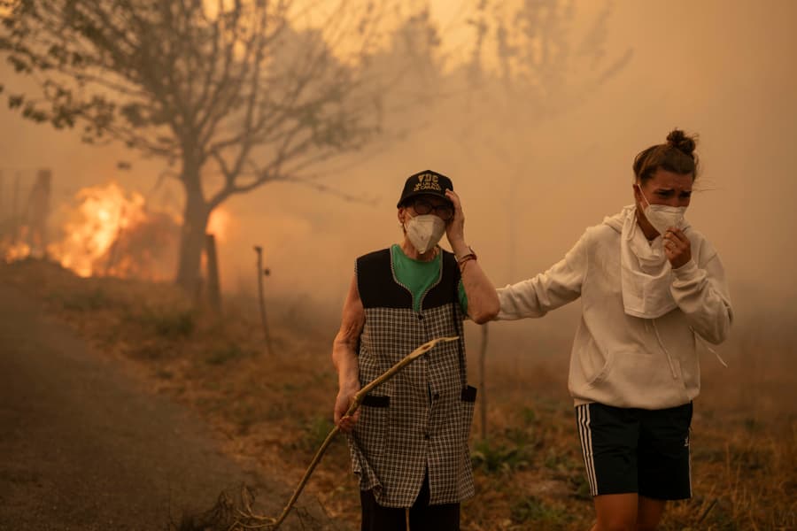 Vecinos trabajan en labores de extinción del incendio forestal de Carballeda de Avia (Ourense) este domingo 17 de agosto de 2025. (EFE/ Brais Lorenzo)