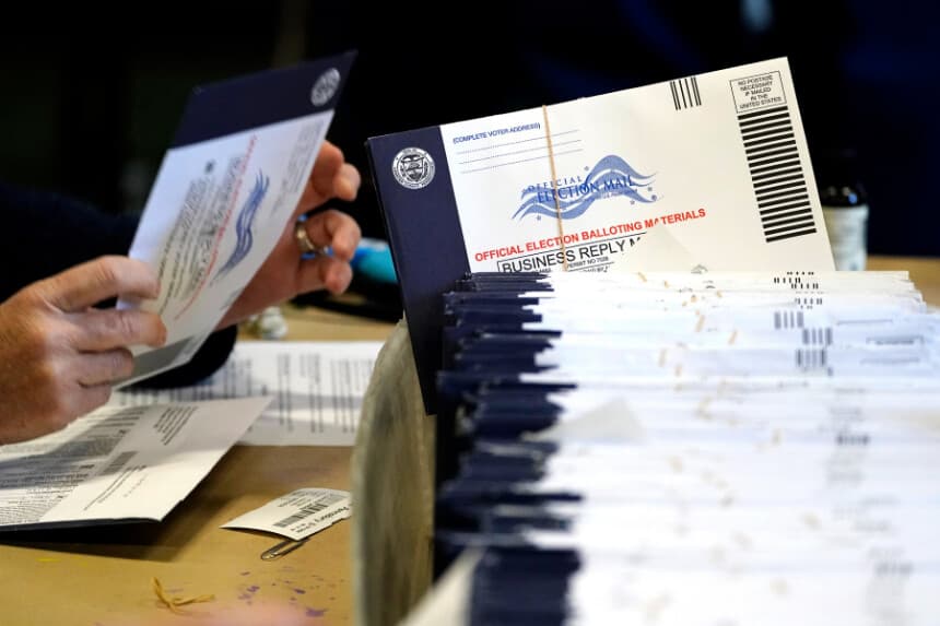 Los trabajadores electorales procesan los votos por correo y los votos ausentes en la Universidad West Chester, en West Chester, Pensilvania, el 4 de noviembre de 2020. (Matt Slocum/AP Photo).
