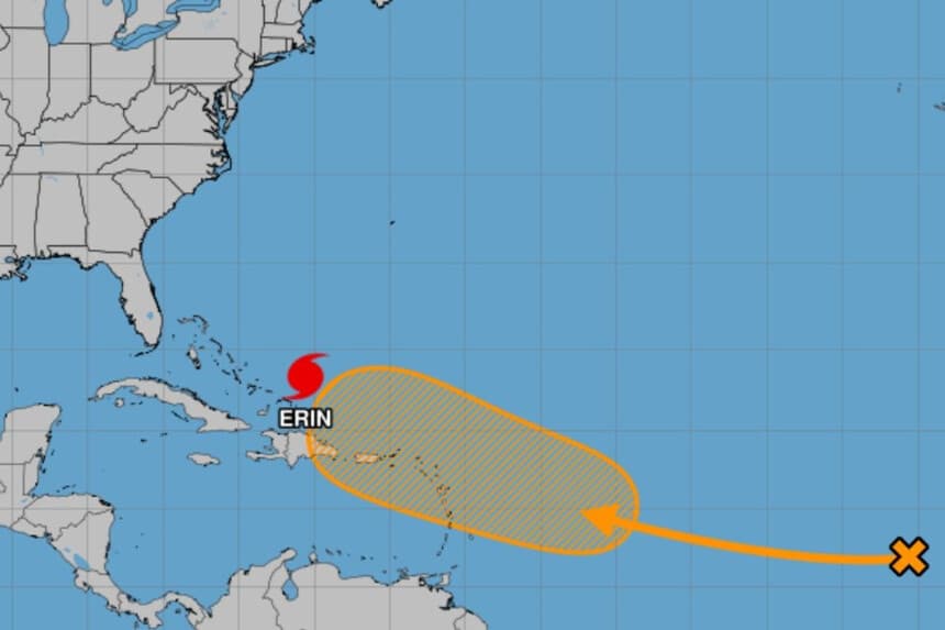 Una perturbación tropical, o el área marcada en naranja, tiene un 50 por ciento de probabilidades de convertirse en una depresión en los próximos siete días, según se observa en un mapa proporcionado por el Centro Nacional de Huracanes el 18 de agosto de 2025. (Centro Nacional de Huracanes de EE. UU. a través de The Epoch Times).