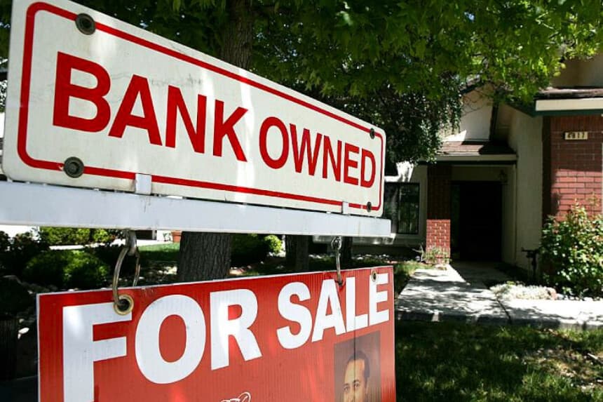 En todo el país, las ejecuciones hipotecarias han aumentado debido a las tasas hipotecarias persistentemente altas. (Dustin Sullivan/Getty Images).