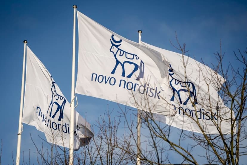 Banderas con el logotipo de Novo Nordisk, fabricante de Ozempic y Wegovy, en una imagen de archivo. (Mads Claus Rasmussen/Ritzau Scanpix/AFP a través de Getty Images)