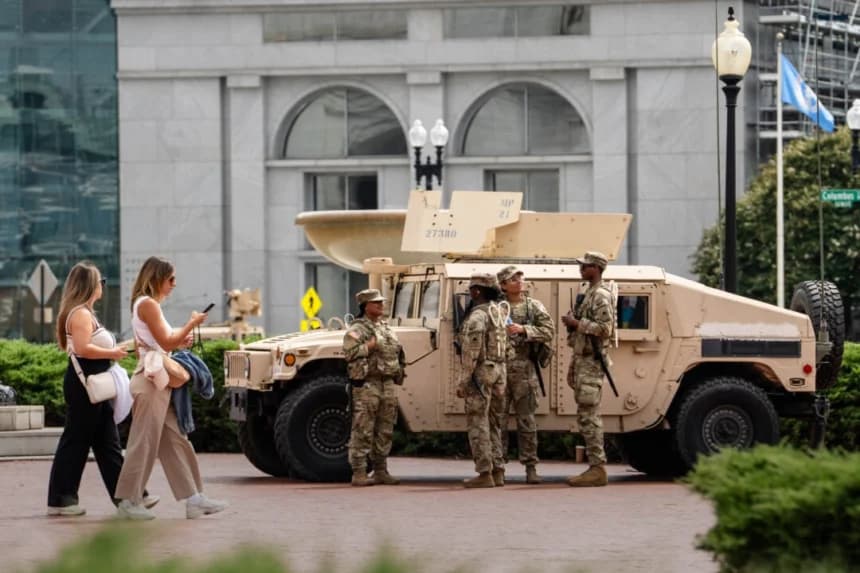 Miembros de la Guardia Nacional patrullan en Union Station en Washington el 14 de agosto de 2025. (Madalina Kilroy/The Epoch Times)