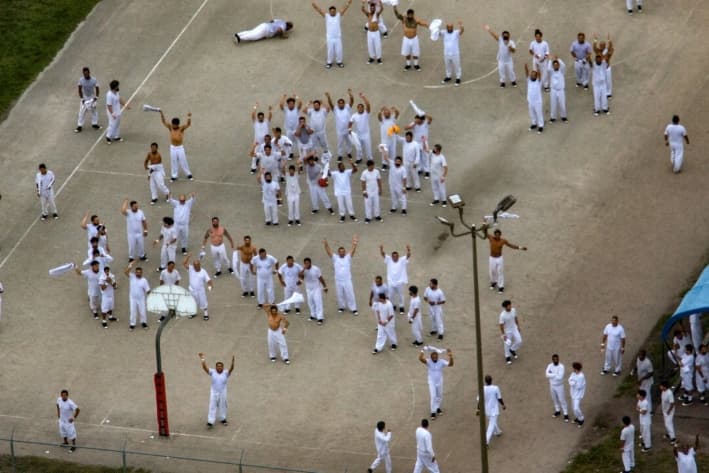 Juez federal evalúa impugnación al “Alligator Alcatraz” de Florida