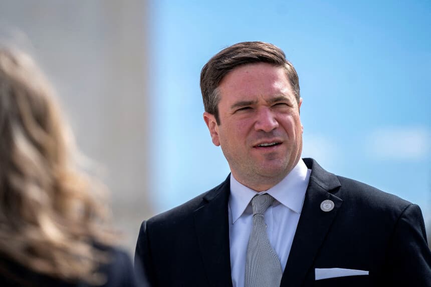 El fiscal general de Missouri, Andrew Bailey, abandona la Corte Suprema de los Estados Unidos en Washington el 18 de marzo de 2024. (Bonnie Cash/Reuters).