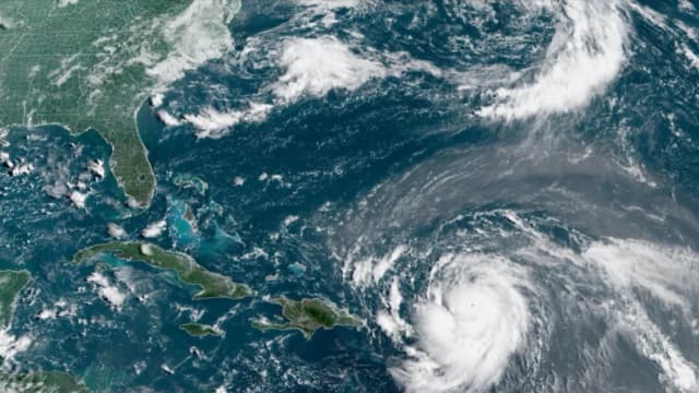El huracán Erin, el primero de la temporada atlántica de 2025, se ha convertido en un peligroso huracán de categoría 4 y se desplaza hacia el oeste cerca de Puerto Rico, según esta imagen satelital compuesta del 16 de agosto de 2025. (CIRA/NOAA/Handout vía Reuters)