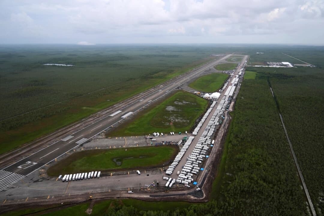 Avanzan las obras del centro de detención "Alligator Alcatraz" en los Everglades de Florida, en Ochopee, Florida, el 4 de julio de 2025. (Foto AP/Rebecca Blackwell)