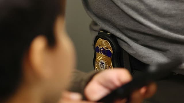 ICE rescata a 27 víctimas, incluidos 10 niños, de red de trata de personas dirigida por inmigrantes ilegales