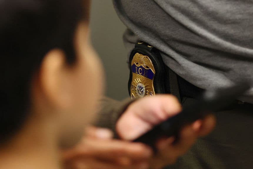 ICE rescata a 27 víctimas, incluidos 10 niños, de red de trata de personas dirigida por inmigrantes ilegales