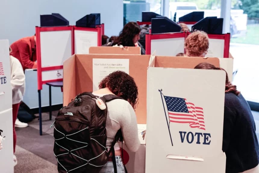 Los votantes emiten su voto en la Galería del Museo de Arte de la Universidad de Míchigan, en Ann Arbor, el 31 de octubre de 2024. (Jeff Kowalsky/AFP vía Getty Images)