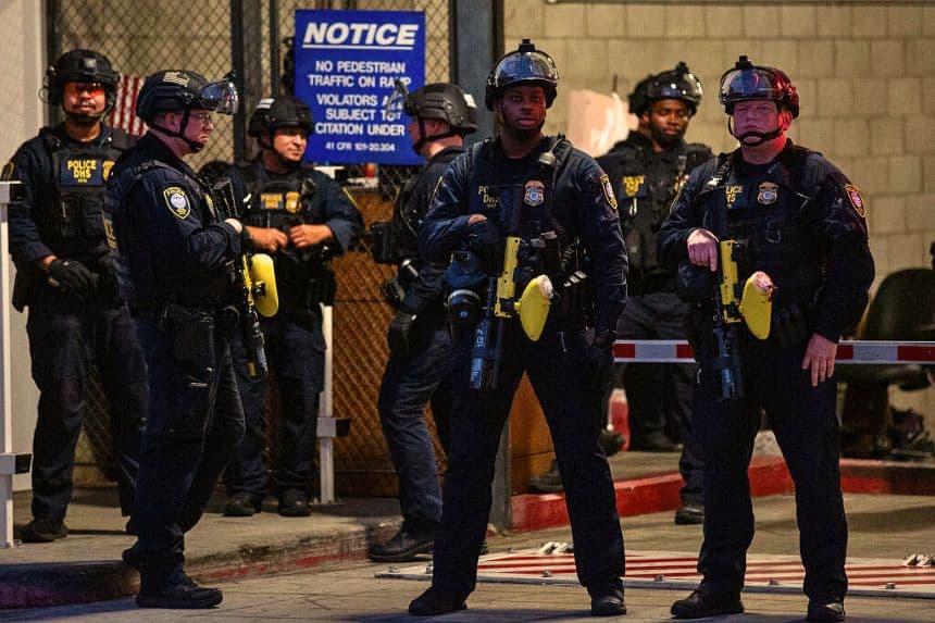 Agentes del Departamento de Policía de Los Ángeles forman una fila cerca de la entrada del Centro de Detención Metropolitano de Los Ángeles, el 8 de agosto de 2025. (BENJAMIN HANSON/Middle East Images/AFP vía Getty Images)