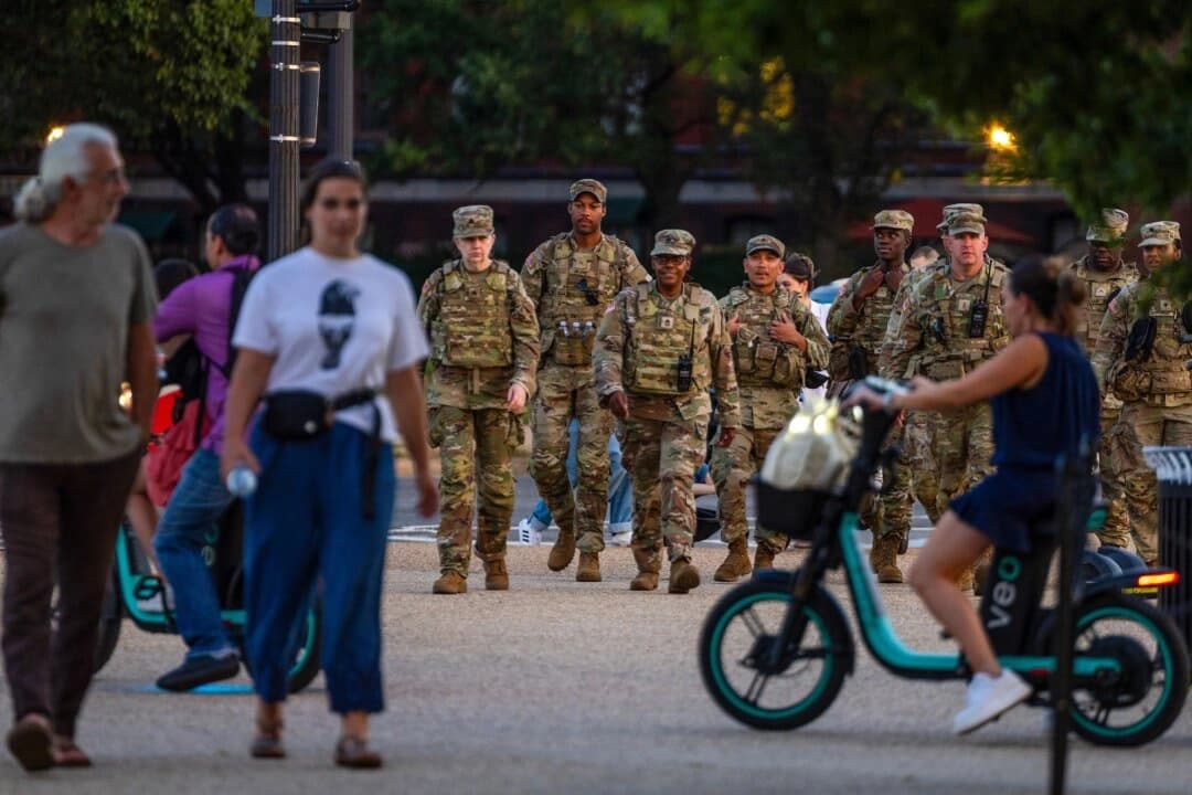 Miembros de la Guardia Nacional patrullan el Monumento a Washington en el Distrito de Columbia, el 16 de agosto de 2025. (Tasos Katopodis/Getty Images)