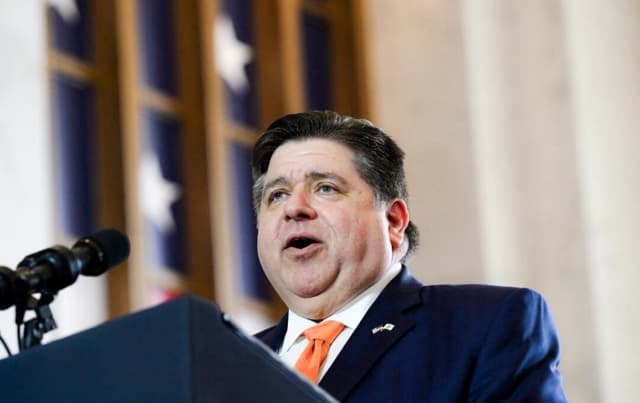 Gobernador de Illinois firma ley que amplía programas de ayuda universitaria a inmigrantes ilegales