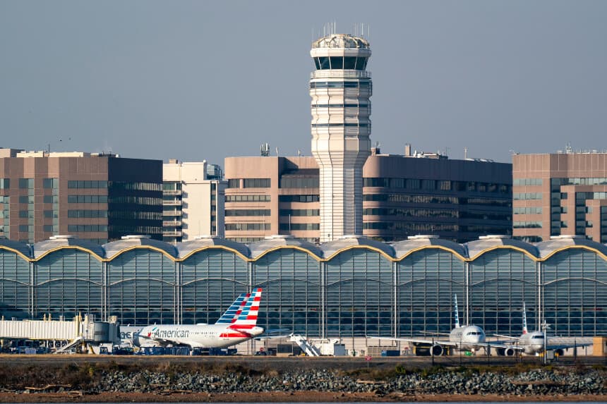 Aviones de pasajeros descansan frente a una torre de control en el Aeropuerto Nacional Reagan de Washington el 11 de noviembre de 2021. (J. Scott Applewhite/AP Photo).