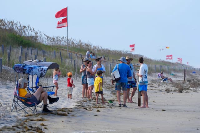 Emiten alertas en playas de Costa Oeste mientras huracán Erin se mueve hacia el norte