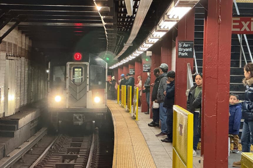 Usuarios del metro esperan junto a las barreras amarillas en un andén de la línea 7 en Nueva York, el 26 de marzo de 2024. (Cedar Attanasio /AP Photo).