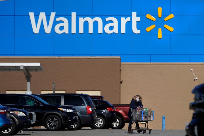 Una mujer saca un carrito con sus compras de una tienda Walmart en Derry, Nuevo Hampshire, el 18 de noviembre de 2020. (Charles Krupa/AP Photo).