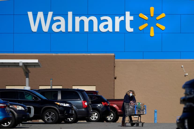 Una mujer saca un carrito con sus compras de una tienda Walmart en Derry, Nuevo Hampshire, el 18 de noviembre de 2020. (Charles Krupa/AP Photo).