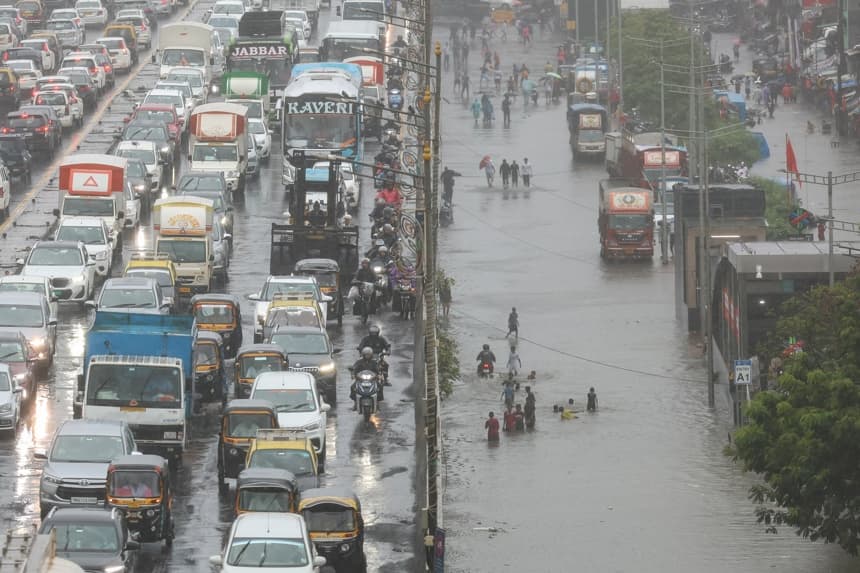 Rescatan a 800 personas del monorraíl de Bombay en otro día de caos por lluvias en India