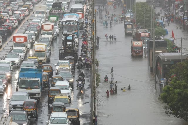 Rescatan a 800 personas del monorraíl de Bombay en otro día de caos por lluvias en India