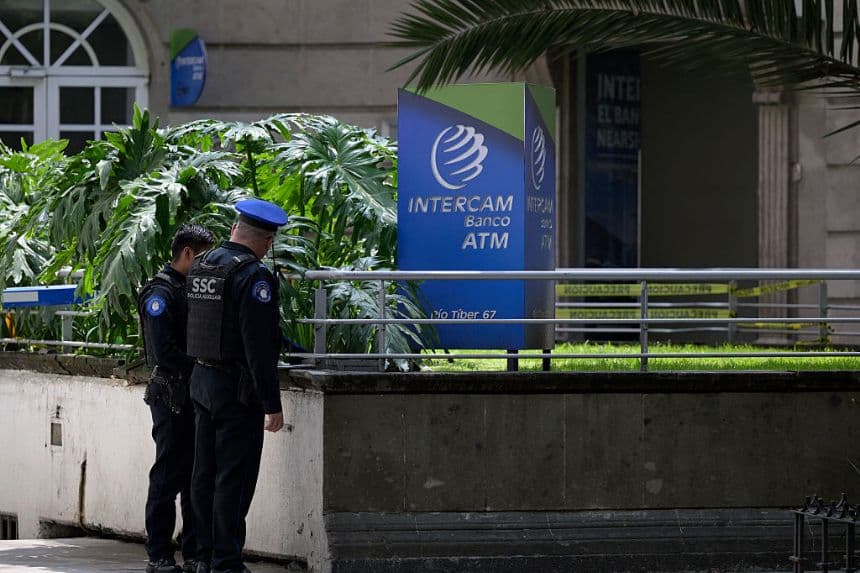 Agentes de policía frente a una sucursal de Intercam en la Ciudad de México, el 25 de junio de 2025. (ALFREDO ESTRELLA/AFP a través de Getty Images)