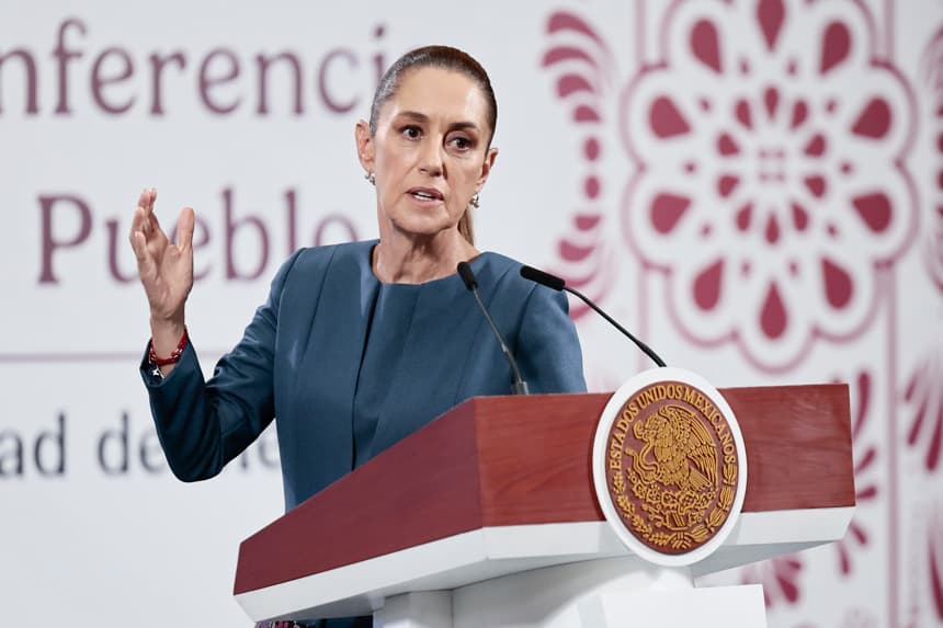 La presidenta de México, Claudia Sheinbaum, habla durante una rueda de prensa este miércoles, en el Palacio Nacional de Ciudad de México. (EFE/José Méndez)