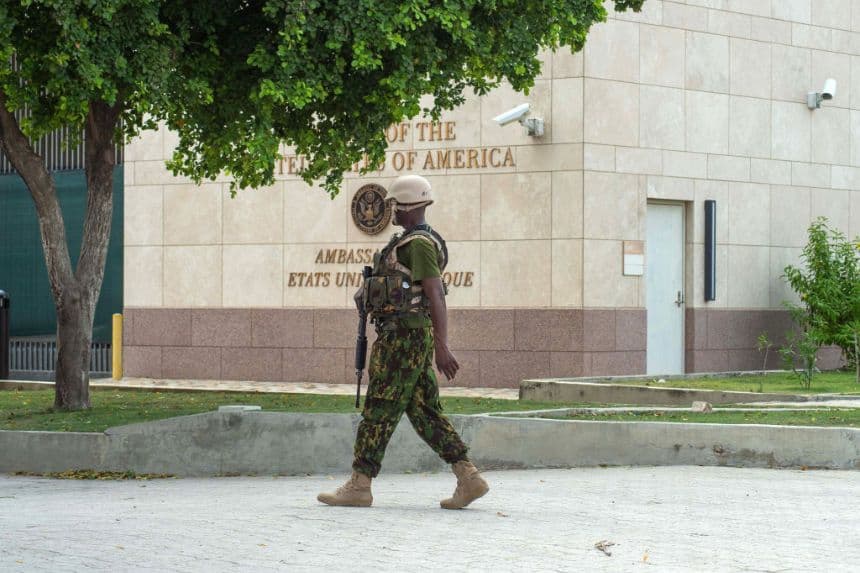 La policía keniana custodia la embajada de Estados Unidos en Puerto Príncipe (CLARENS SIFFROY/AFP/Getty Images)