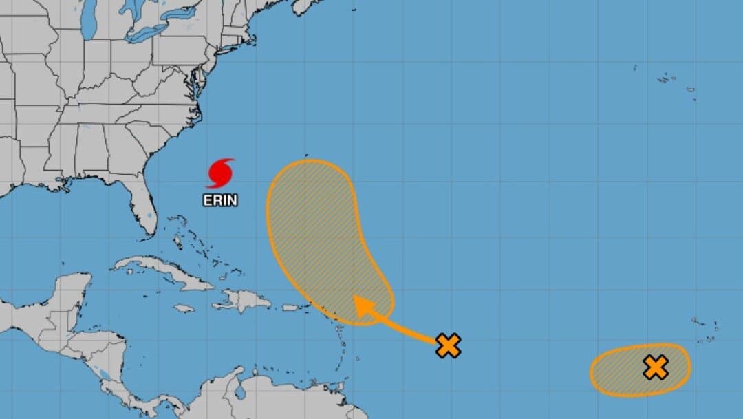 Una potencial tormenta detrás del huracán Erin se desplaza hacia el norte