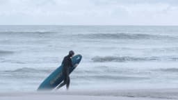 Surfista "muy afortunado" escapa de ataque de tiburón en Australia, su tabla de surf no tuvo la misma suerte