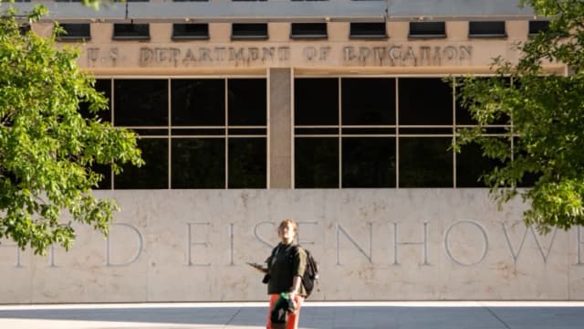 Depto. de Educación retirará fondos a 5 distritos de Virginia por permitir hombres en baños de mujeres