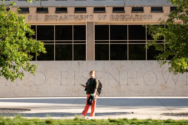 Depto. de Educación retirará fondos a 5 distritos de Virginia por permitir hombres en baños de mujeres