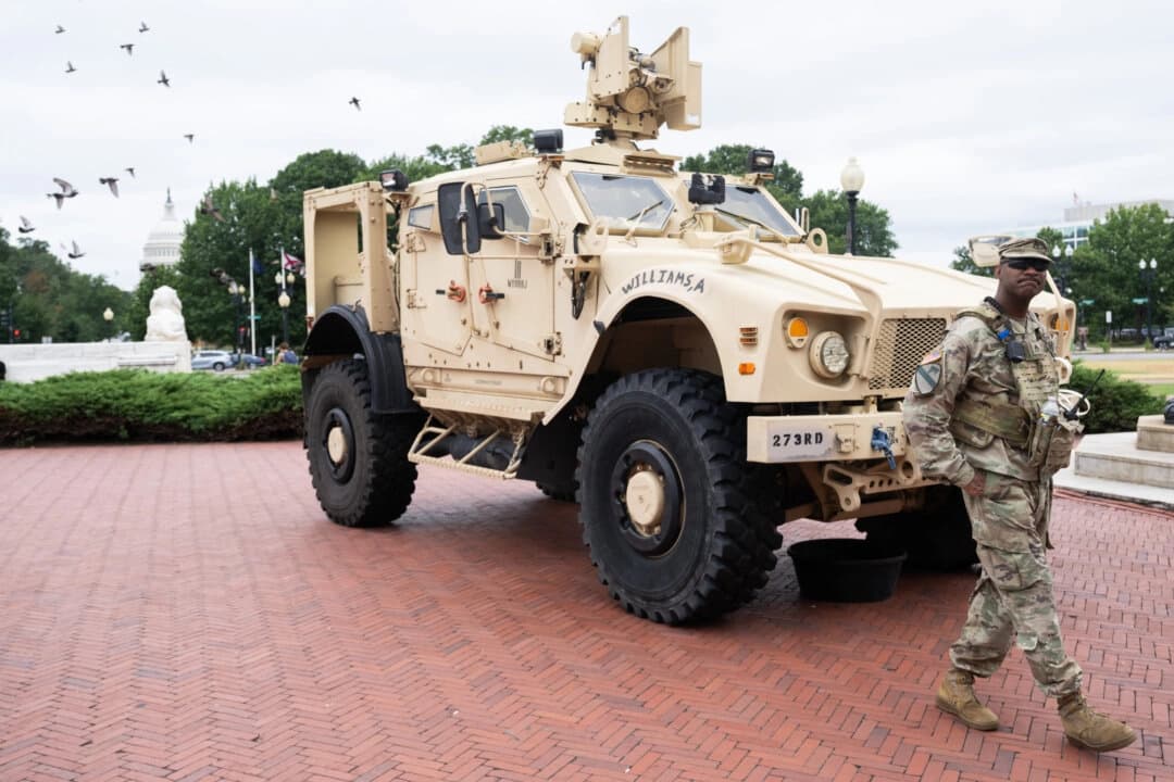 Miembros de la Guardia Nacional montan guardia frente a la estación Union Station en Washington el 19 de agosto de 2025. (Saul Loeb/AFP vía Getty Images)