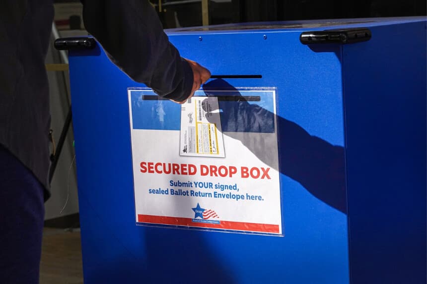 Un residente deposita una papeleta de voto por correo en un buzón en Chicago el 2 de octubre de 2020. (Scott Olson/Getty Images).