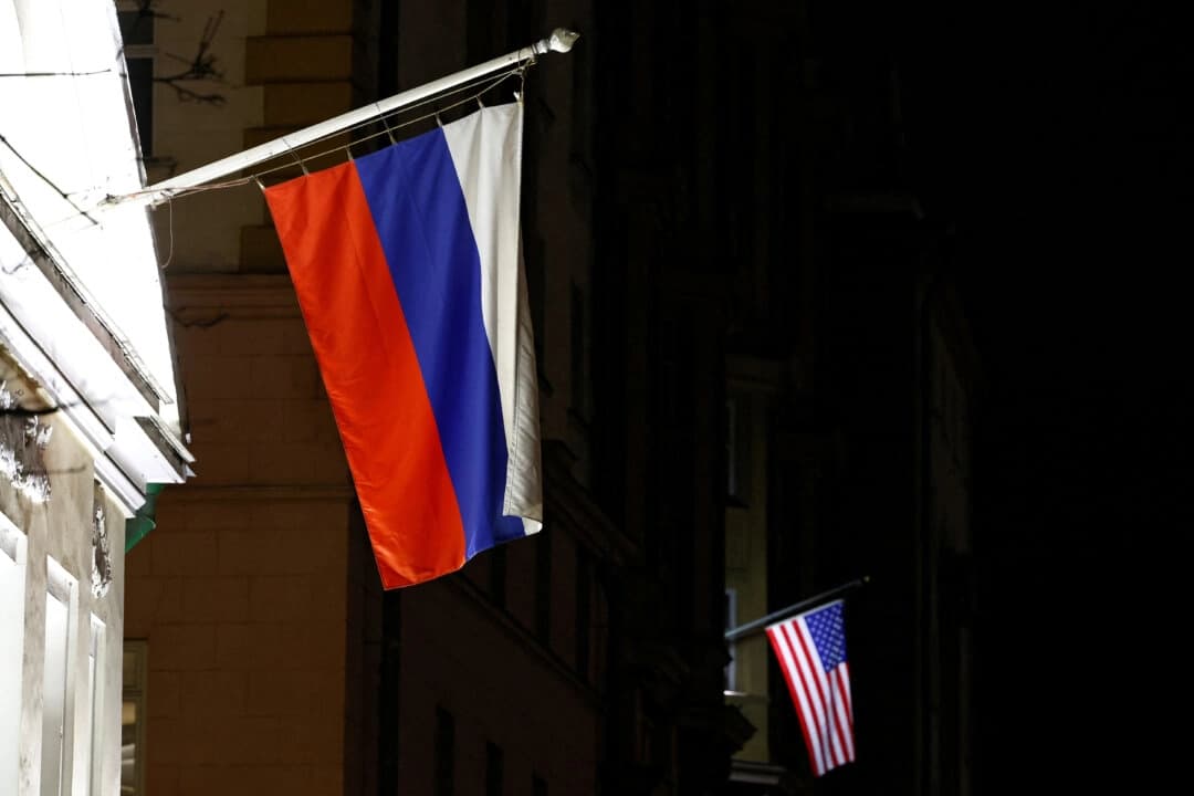 La bandera rusa en la fachada de un edificio histórico junto a la bandera estadounidense en la fachada de la embajada de Estados Unidos en Moscú, Rusia, el 18 de marzo de 2025. (Yulia Morozova/Reuters)
