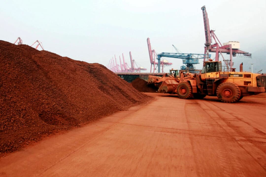 Una pala mecánica traslada tierra que contiene minerales de tierras raras en un puerto de Lianyungang, en la provincia china de Jiangsu, para su exportación a Japón, el 5 de septiembre de 2010. (STR/AFP a través de Getty Images)