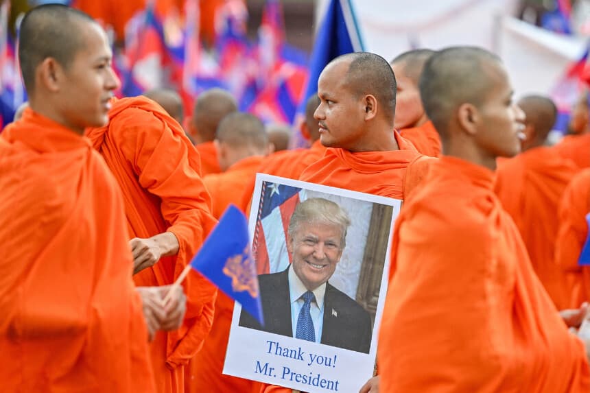 Un monje budista camboyano sostiene un retrato del presidente estadounidense Donald Trump mientras participa en una marcha por la paz tras un conflicto fronterizo con Tailandia en Phnom Penh, Camboya, el 10 de agosto de 2025. (Tang Chhin Sothy/AFP)