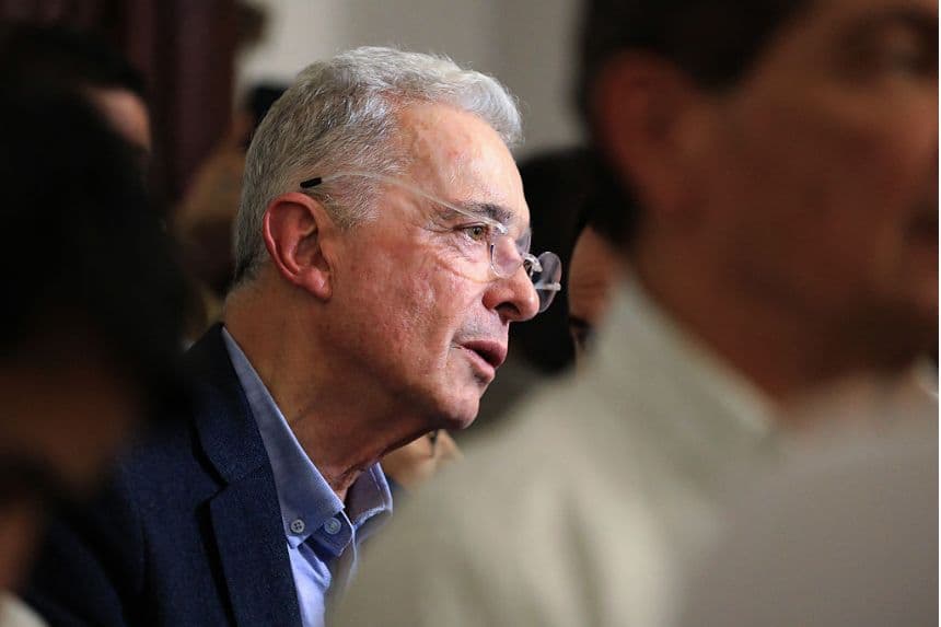 El expresidente colombiano Álvaro Uribe Vélez asiste a una misa tras ser liberado del arresto domiciliario en Sabaneta, departamento de Antioquia, Colombia, el 20 de agosto de 2025. (JAIME SALDARRIAGA/AFP a través de Getty Images)
