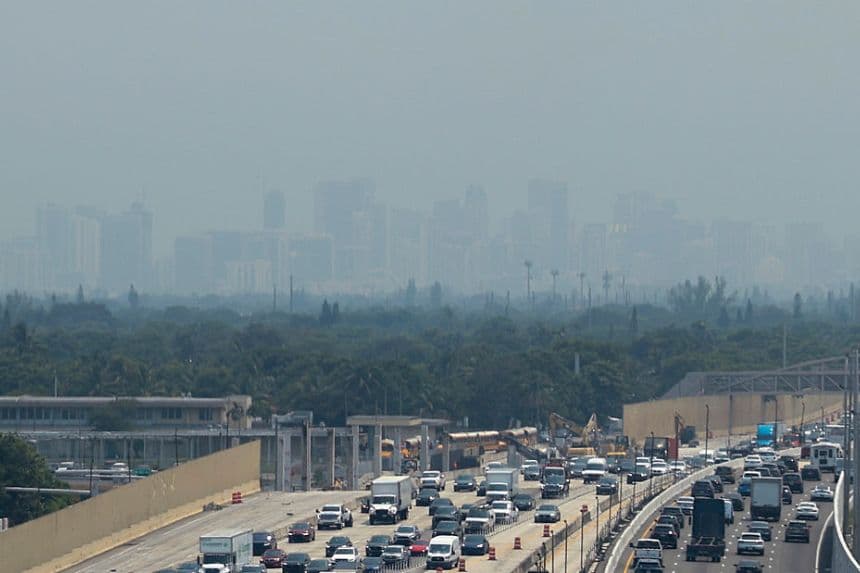 MIAMI, FLORIDA - 20 DE AGOSTO: El horizonte apenas se ve debido al humo que inunda la zona a causa de un incendio forestal en los Everglades el 20 de agosto de 2025 en Miami, Florida. Según el Servicio Forestal de Florida, aproximadamente 2000 acres están ardiendo entre dos incendios forestales. (Foto de Joe Raedle/Getty Images)