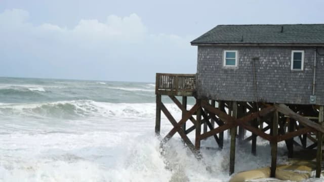 Inundaciones persisten en Carolina del Norte mientras el huracán Erin se aleja