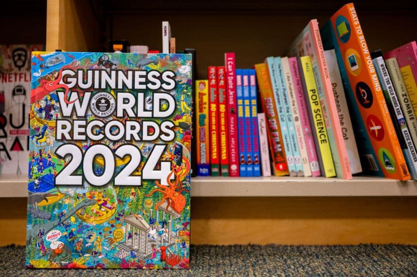 En una ilustración fotográfica, se ve un libro «Guinness World Records 2024». (Foto de Brandon Bell/Getty Images)