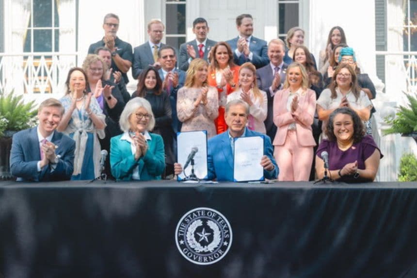El gobernador Greg Abbott promulga leyes para combatir la trata de personas en su residencia oficial, el 21 de agosto de 2025.
(Cortesía: Oficina del Gobernador)