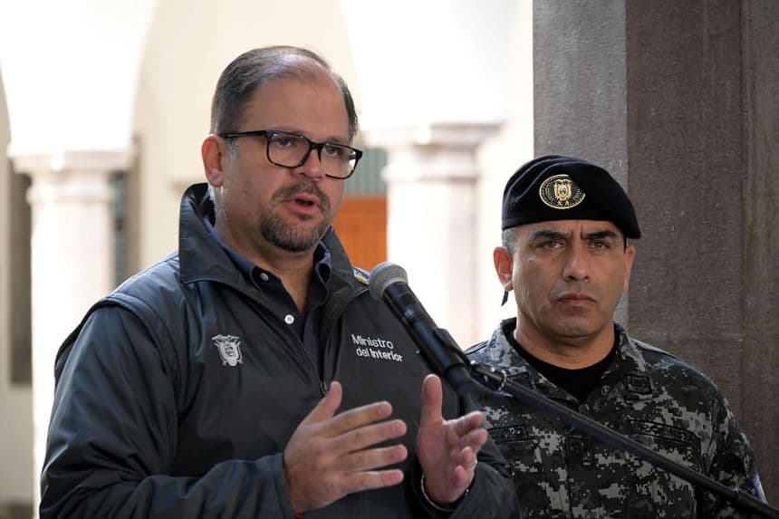 El ministro del Interior de Ecuador, John Reimberg (izquierda), habla junto al comandante de la Policía, Pablo Dávila, durante una rueda de prensa en el Palacio de Carondelet, en Quito, el 26 de junio de 2025, un día después de que fuera recapturado el fugitivo más buscado de Ecuador, el líder de la banda Los Choneros, «Fito».(RODRIGO BUENDIA/AFP/Getty Images)