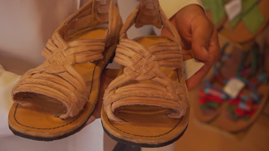 Fotografía de archivo donde se observan huaraches tradicionales en un mercado en Oaxaca, México. (EFE/ Jesús Méndez)