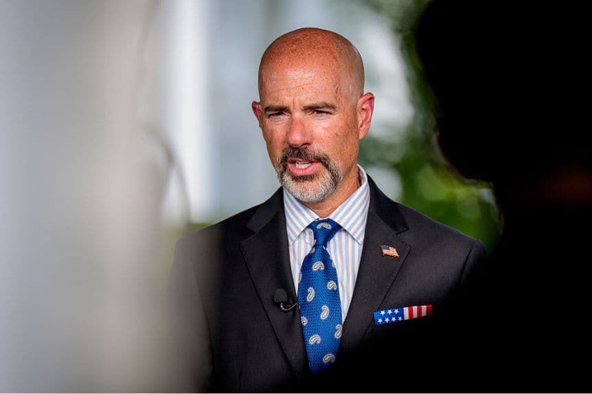 El administrador de la Administración para el Control de Drogas (DEA) y recién nombrado administrador federal interino del Departamento de Policía Metropolitana del Distrito de Columbia, Terry Cole, habla durante una entrevista televisiva en el jardín norte de la Casa Blanca, el 12 de agosto de 2025 en Washington, D. C. (Andrew Harnik/Getty Images)