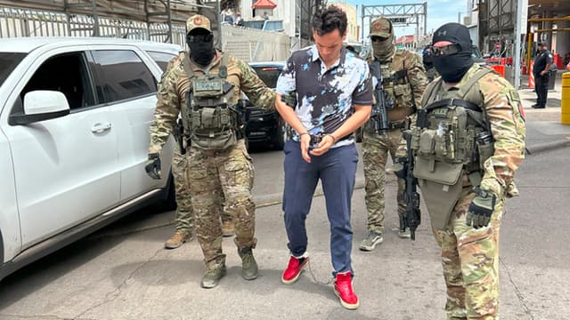 ICE difunde imágenes del boxeador Julio César Chávez Jr. esposado en su entrega a México