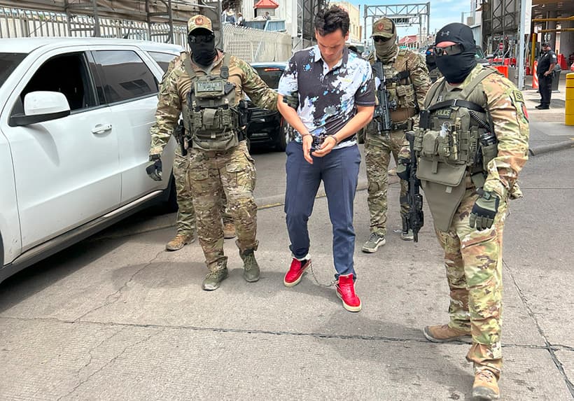 AME2467. CIUDAD DE MÉXICO, 21/08/2025.- Fotografía cedida por el Servicio de Inmigración y Control de Aduanas (ICE) de Estados Unidos que muestran la deportación a México del boxeador Julio César Chávez Jr, acusado de crimen organizado, en la frontera de Nogales, Arizona. ICE difundió imágenes de Julio César Chávez Jr., acusado de narcotráfico y crimen organizado, esposado de tobillos y manos durante su deportación a México. (EFE/ Servicio de Control e Inmigración de Aduanas (ICE) /SOLO USO EDITORIAL/NO VENTAS/ SOLO DISPONIBLE PARA ILUSTRAR LA NOTICIA QUE ACOMPAÑA CRÉDITO OBLIGATORIO)