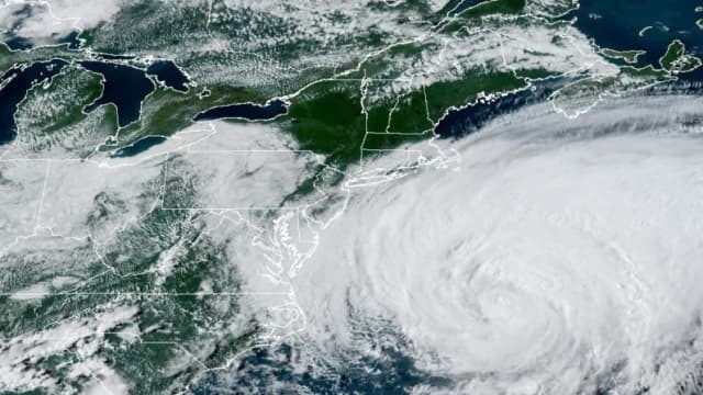 Carolina del Norte levanta varias alertas por tormenta tropical mientras Erin gira hacia el noreste