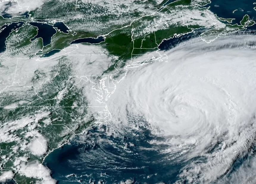 Carolina del Norte levanta varias alertas por tormenta tropical mientras Erin gira hacia el noreste